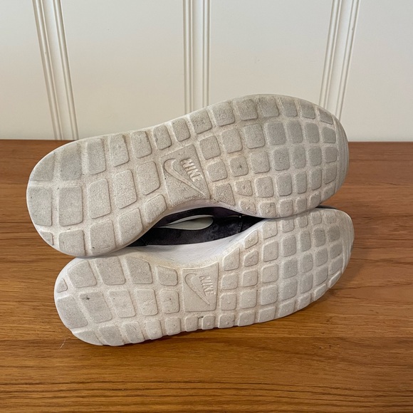 Nike Roshe Run Grey Multi-Color Wolf Print Size 8.5 Running Shoes - Picture 4 of 5